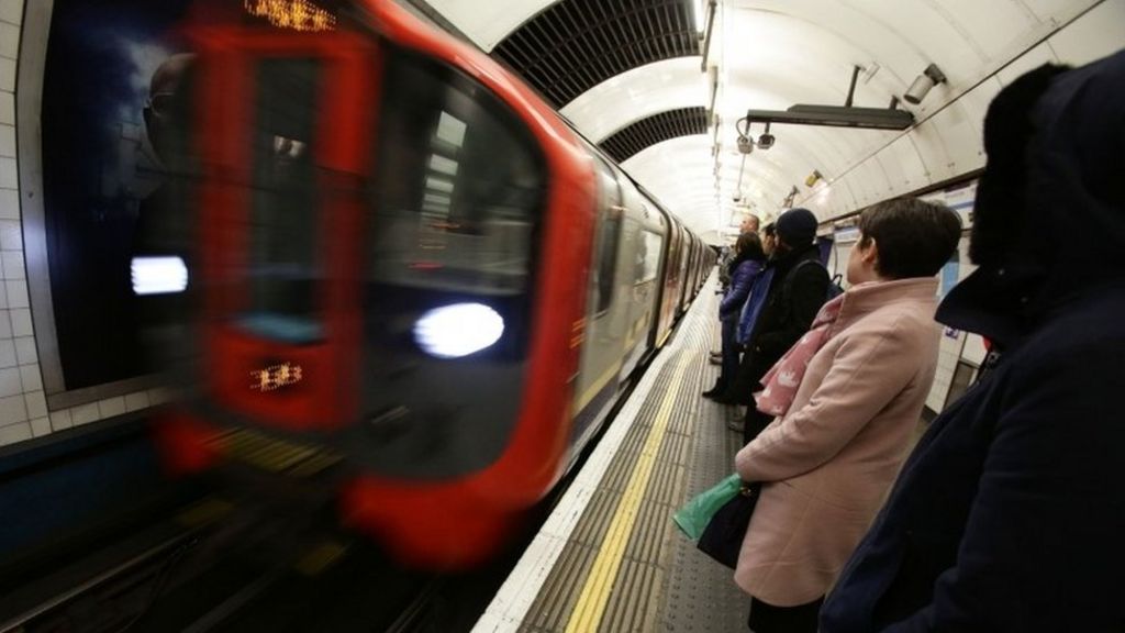Hole drilled in tunnel shuts Tube line