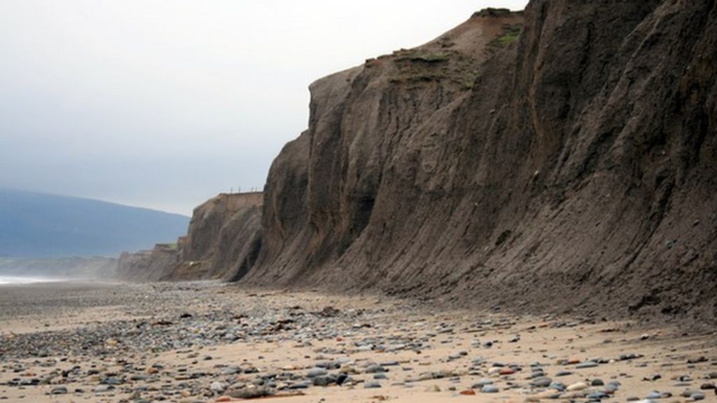 'Bomb' found on Porth Neigwl beach to be exploded
