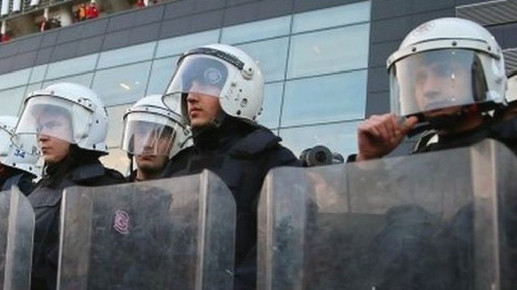 Istanbul match delayed over bomb fears