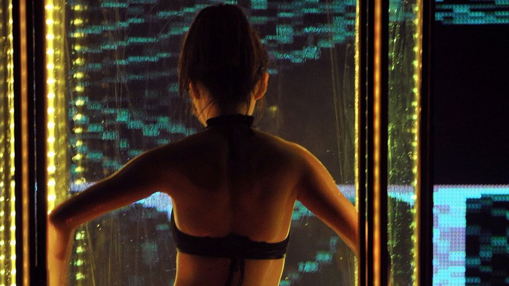 Louisiana under-21 strippers sue for right to dance - BBC News