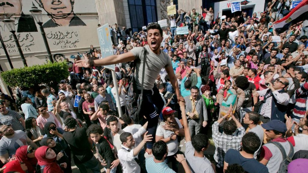 Tear gas and arrests at Cairo protest