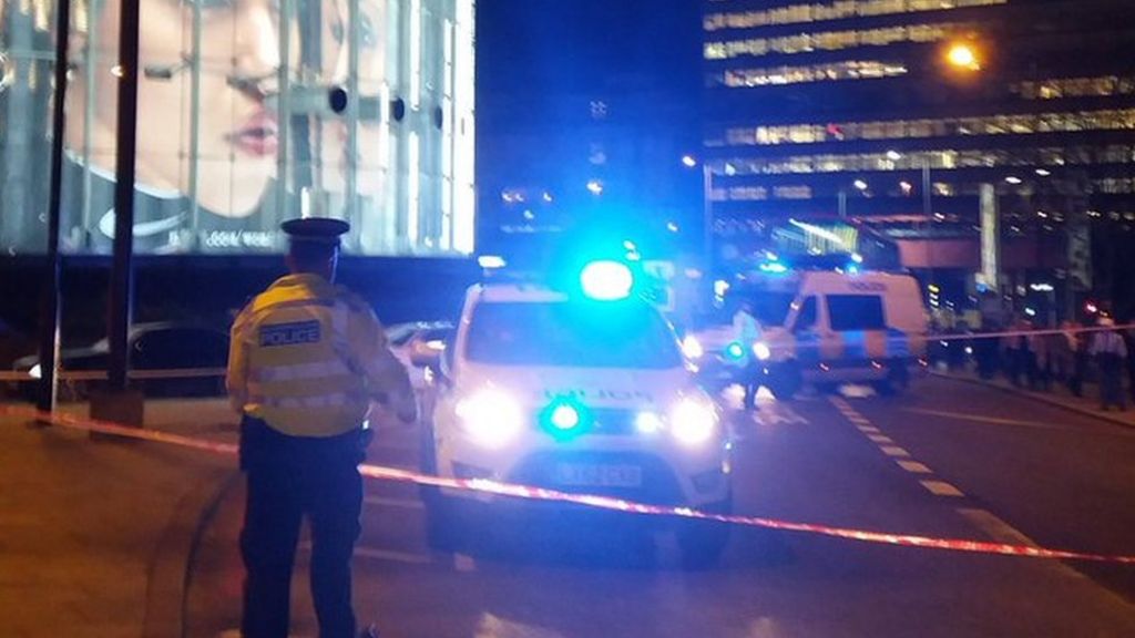 Waterloo and Westminster Bridges shut over 'WWII device'