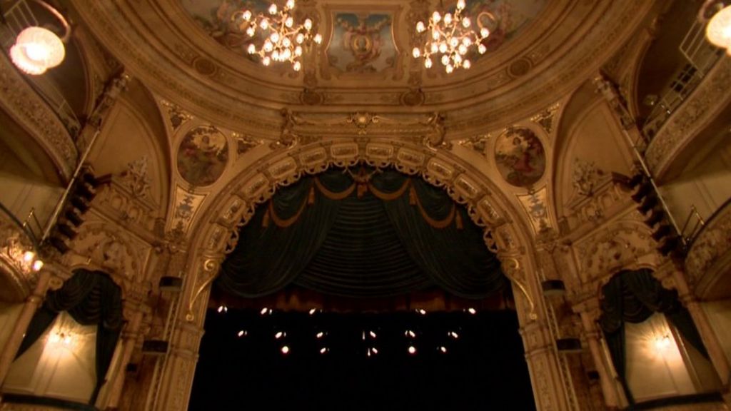 Teen injured in theatre balcony jump