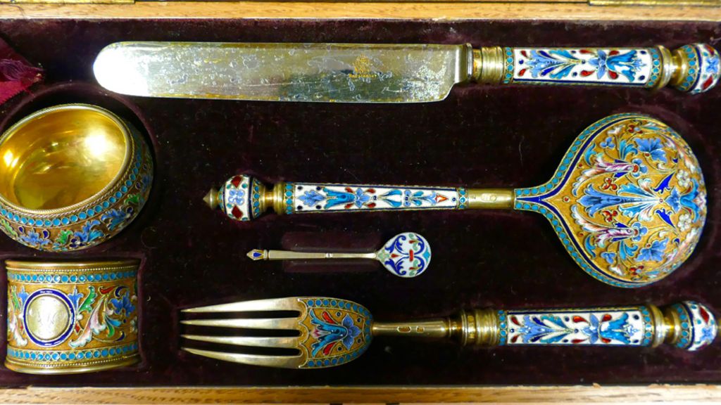 Russian royal family's cutlery auctioned - BBC News