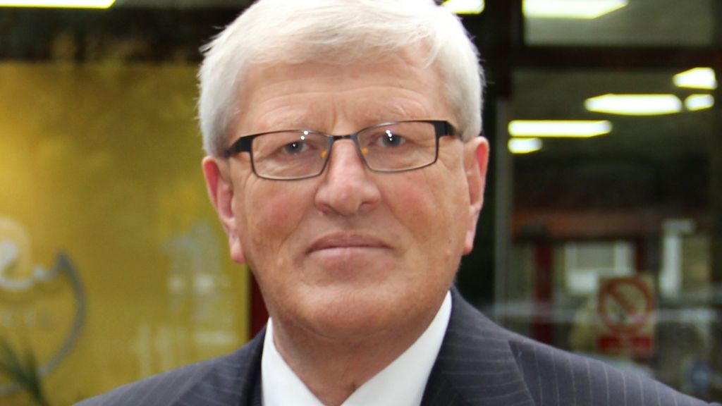 Surrey council 'sweetheart deal': Leader David Hodge 'to stay'