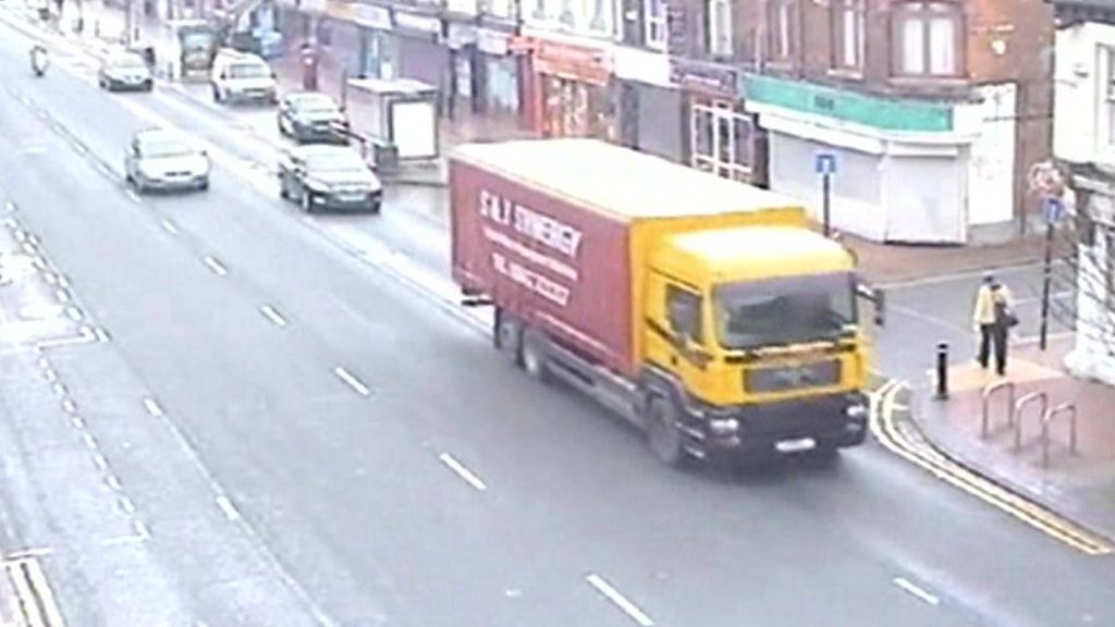 Lorry driver jailed over Hull red light crossing deaths