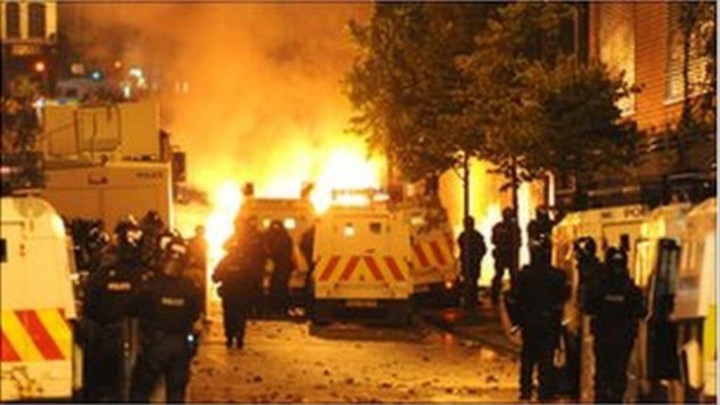 Petrol bombs thrown at police during Belfast riots - BBC News