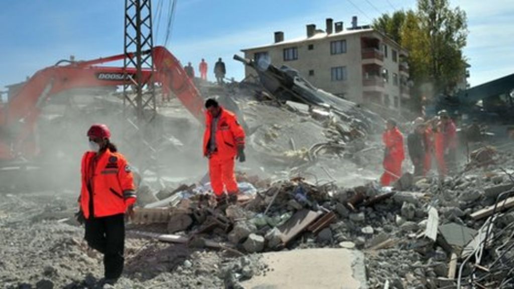 Turkey earthquake Desperate search for survivors BBC News