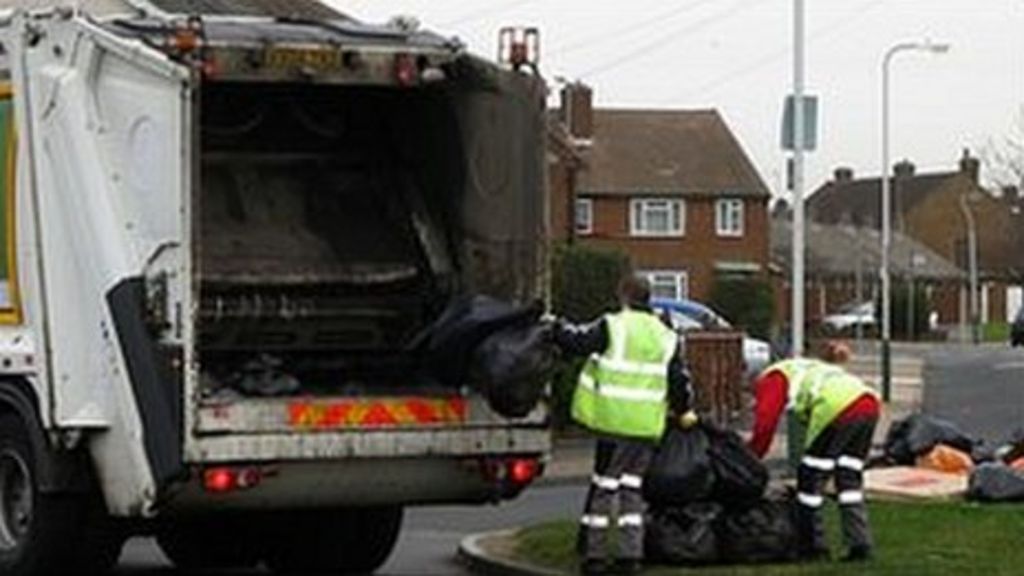 Binmen criticised for sick days by North Devon Council BBC News