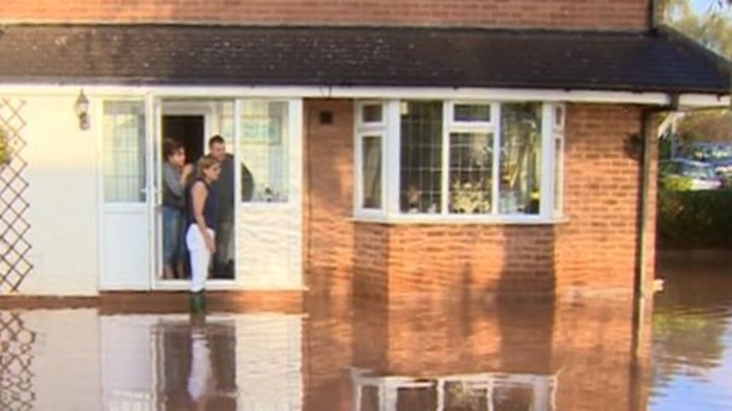 Streetly homes flooded and evacuated after pipe bursts BBC News