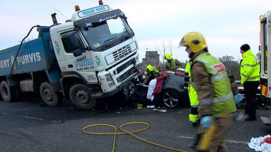 Car and lorry crash kills woman in Fife BBC News