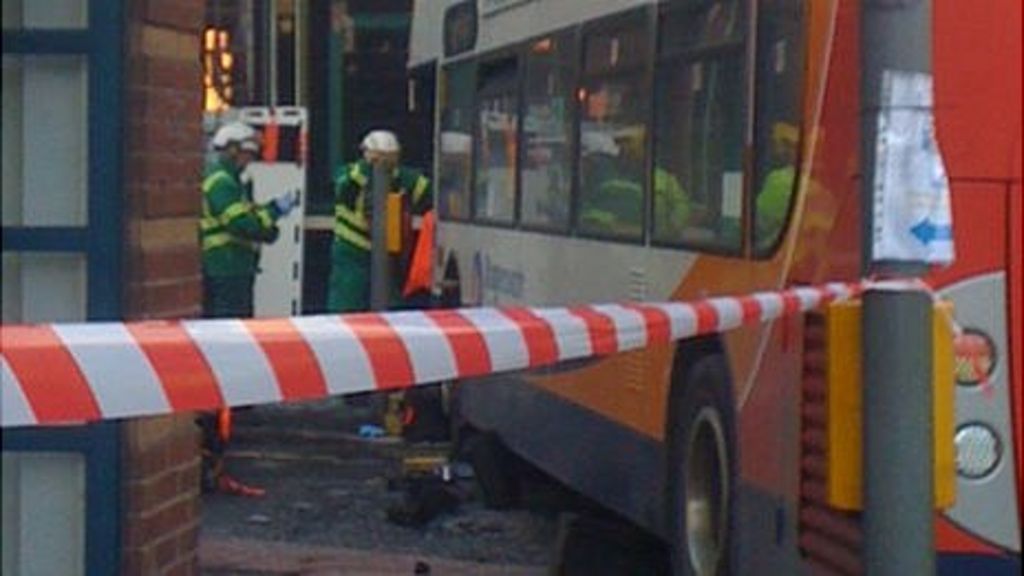 Bus crashes into Manchester pub injuring driver BBC News