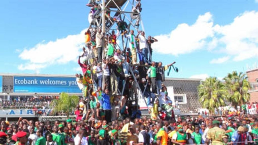 Zambia's footballers return to heroes' BBC News