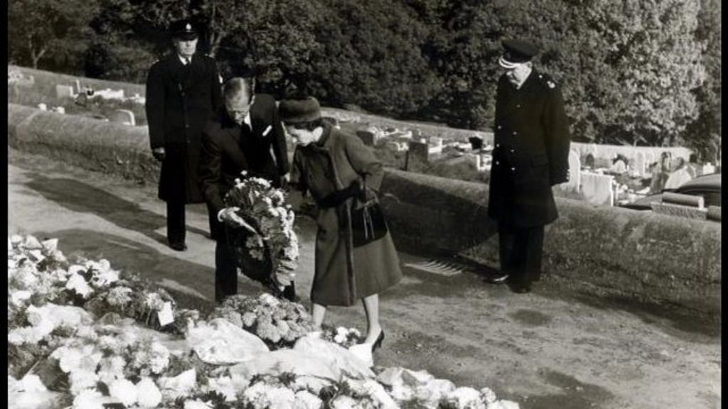 Diamond Jubilee: Queen in Wales in 1960s - BBC News
