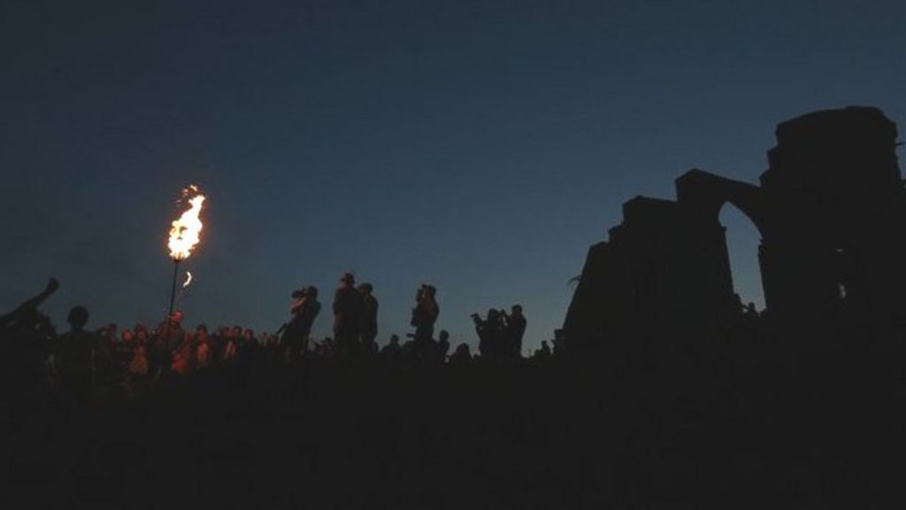 Diamond Jubilee Thousands of beacons are lit around UK BBC News