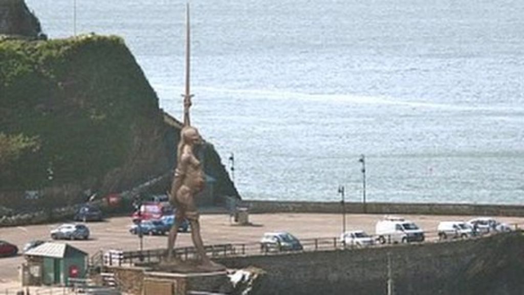 Hirst plans pregnant woman statue BBC News