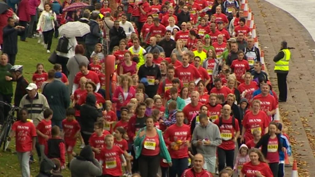 Thousands compete in Nottingham half marathon BBC News