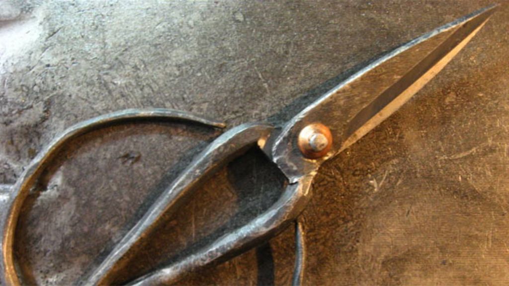 The scissormaker that has cut through Chinese history BBC News