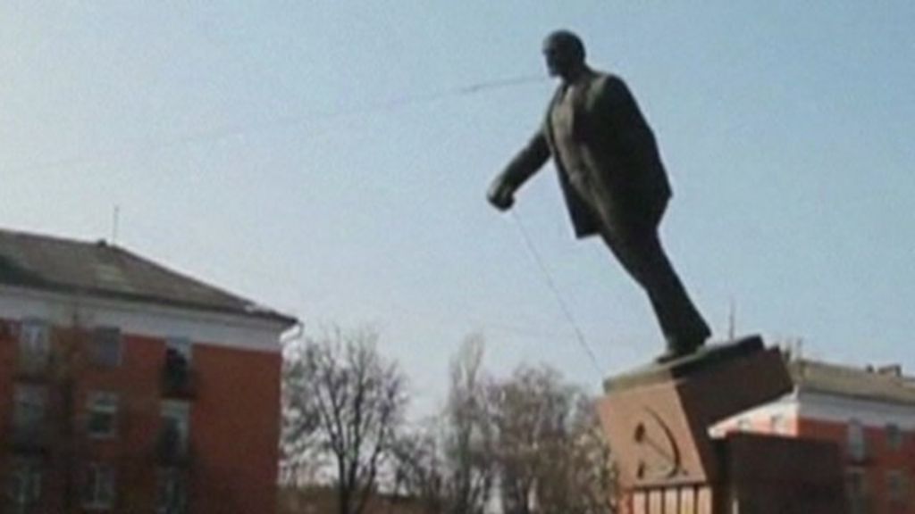 Ukraine crisis Lenin statues toppled in protest BBC News