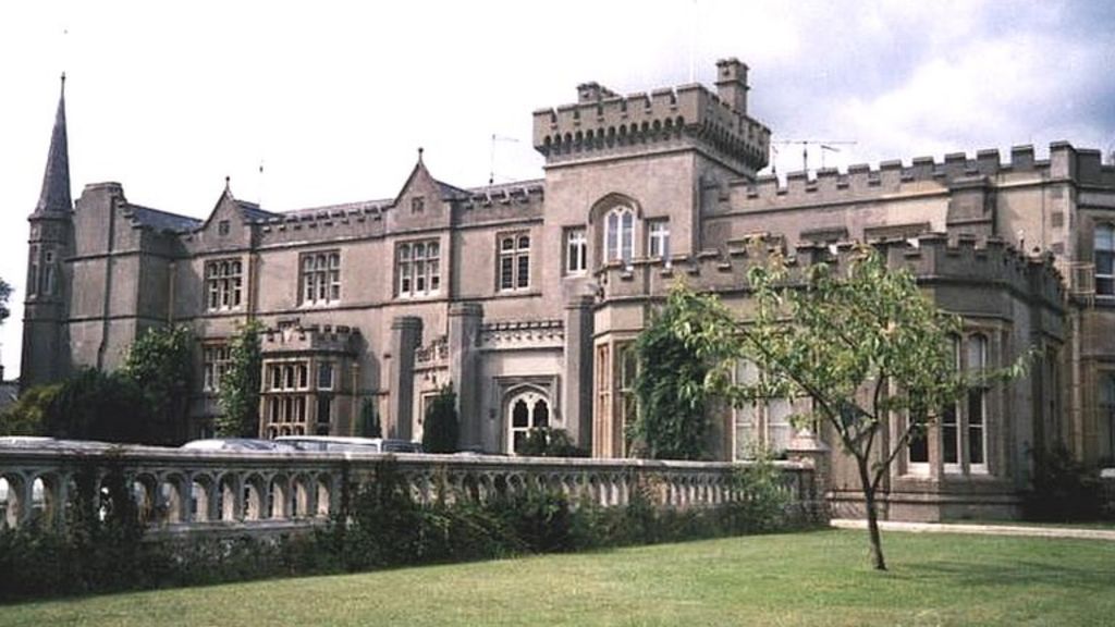 Kingswood Warren villagers in 'royal' property row BBC News