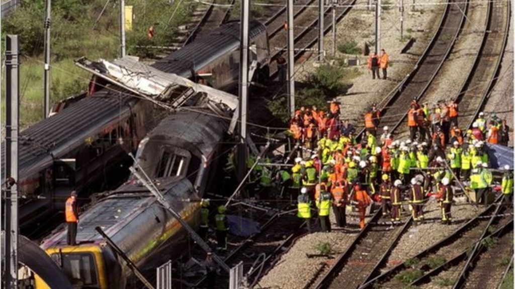 Paddington rail disaster remembered 15 years on BBC News