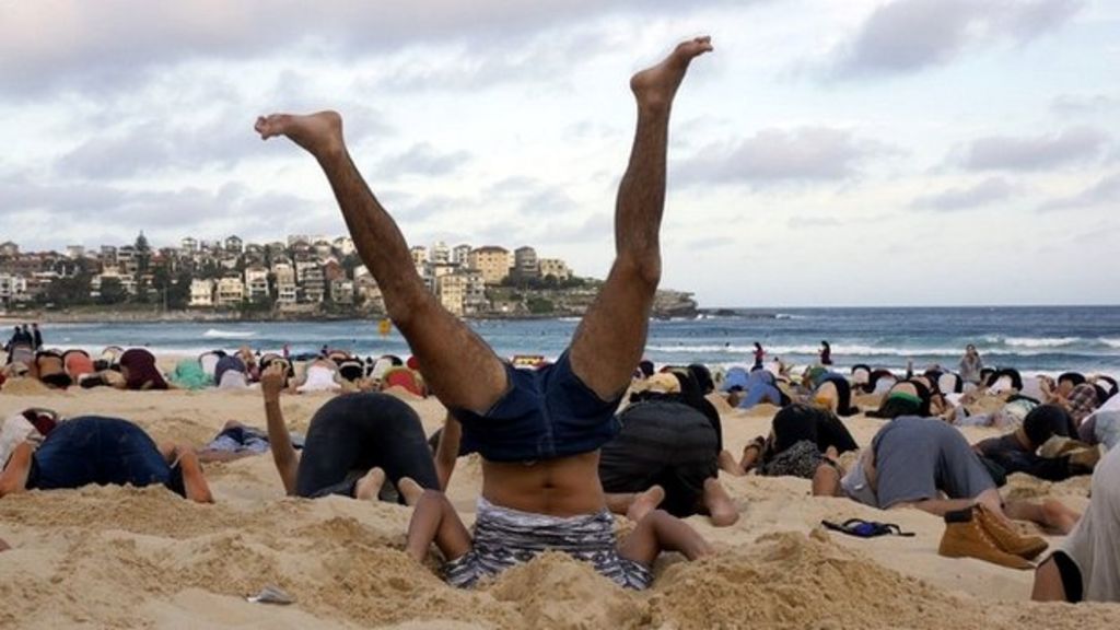 G20 Protesters Bury Heads In The Sand On Bondi Beach Bbc News