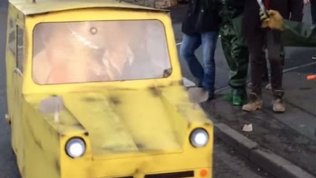 Fancy dress Del Boy prank gets over six million hits - BBC News