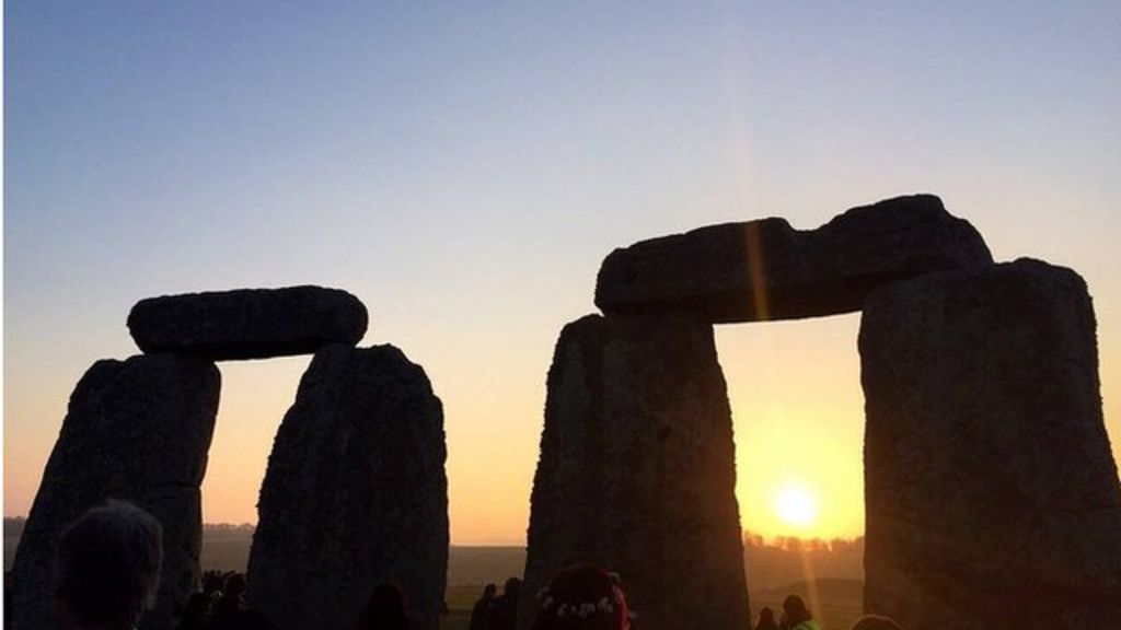 First Day of spring Stonehenge crowd gathers for sunrise BBC News