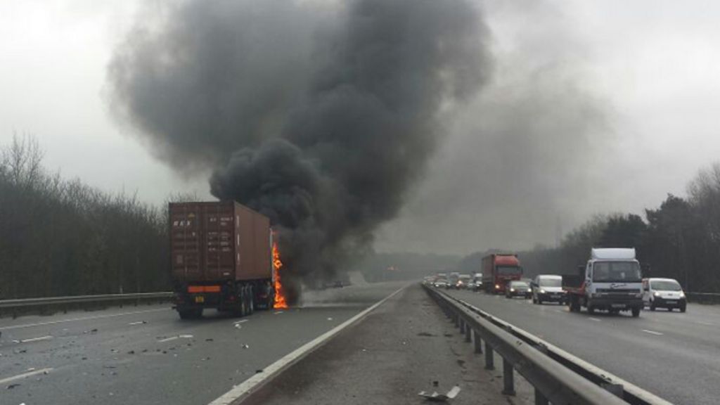 M27 Motorway Closed At Segensworth After Fatal Crash - BBC News