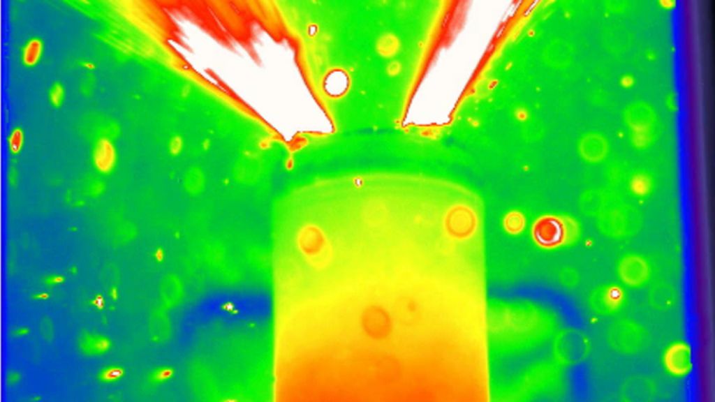 Exploding batteries filmed in 3D BBC News