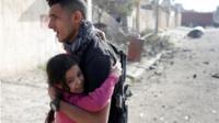 Iraqi soldier holds girl injured by IS suicide bombing in Mosul (17/11/116)