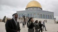 Israeli security forces and an Arab man outside Dome of the Rock, Jerusalem (05/11/14)