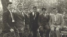 Trump (segundo à esquerda) em no Bar Mitzvah em um amigo, em 1959,