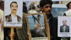 Yemenis in Sanaa hold pictures of prisoners held by pro-government and Saudi-led coalition forces (27 April 2016)