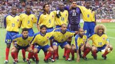 Colombian players pose for the official team picture at the Felix Bollaert stadium in Lens, northern France, before their 1998 Soccer World Cup Group G match against England. (26/06/1998)