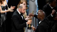 Nhà sản xuất La La Land Jordan Horowitz trao lại giải Oscar phim hay nhất cho đạo diễn Moonlight Barry Jenkins