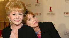 Debbie Reynolds (trái) và con gái Carrie Fisher