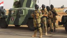 Iraqi security forces personnel on the road to Rutba, in Anbar province (16 May 2016)