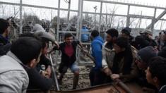 Migrants using battering ram on border, 29 Feb 16