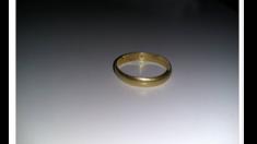 Second try. I found a wedding ring diving off the island of Benidorm. I wish I could give it back to the owner. It has been lost for a long, long time because it was covered in sediment. It is from a couple who got married on 17-02-1979. Could you share this please? It's important to me to return it. Many thanks to all. Please share this.