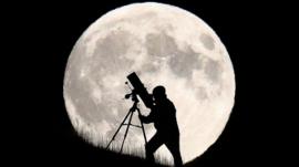 La Luna y un hombre con telescopio.