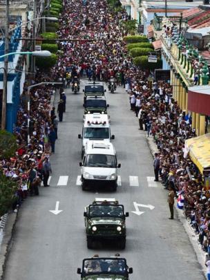 Una multitud se agolpa para ver pasar la caravana que lleva las cenizas de Fidel Castro.