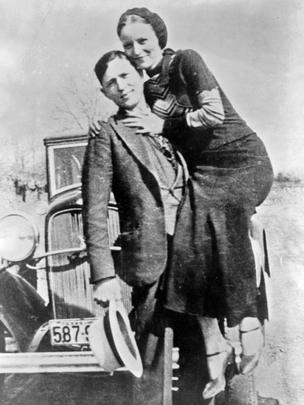 Bonnie y Clyde en una de sus fotos personales de 1933.