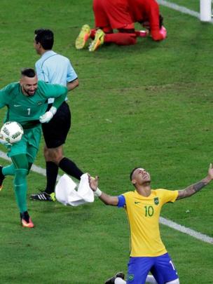 Neymar comemora vitória do Brasil no futebol