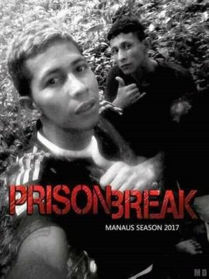 Selfie de Bremer y su compañero de fuga superpuesto sobre un afiche publicitario de la serie de TV Prison Break