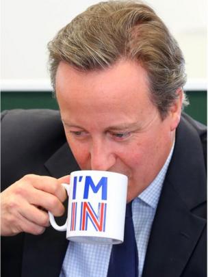 David Cameron bebe em xícara com dizeres 'estou dentro'