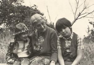 María Moliner con dos de sus nietos.