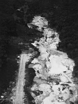 Pista de pouso para aviões do garimpo denominado Chimarrão, na região do Alto Rio Mucajaí, Roraima, em 1990.