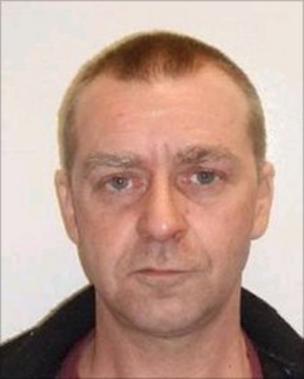 Image caption Lloyd Alan Patrick Kennedy is wanted for prison recall - _48117617_48117616