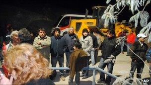 Relatives and miners wait outside the San Esteban mine (6 August 2010)